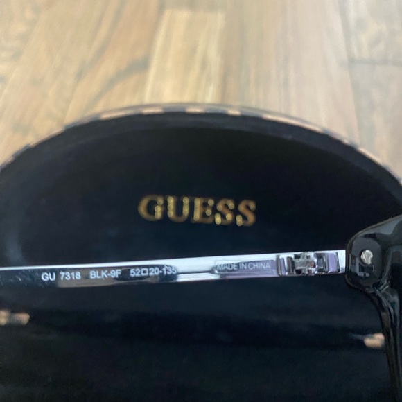 2 pairs!!! Guess sunglasses tortoise and black - Picture 8 of 8